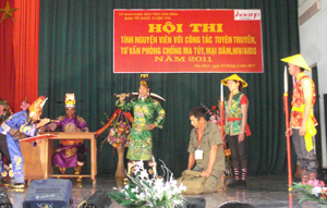 Phần thi tiểu phẩm của Đội hoạt động xã hội tình nguyện huyện Yên Thủy tại hội thi “Tình nguyện viên với công tác tuyên truyền, tư vấn phòng, chống ma túy, mại dâm, HIV/AIDS tháng 8/2011.