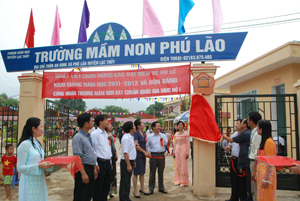 Lãnh đạo Sở GD&ĐT, Phòng GD huyện và lãnh đạo xã Phú Lão khai trương biển trường đạt chuẩn quốc gia mức độ I.