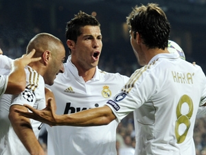 Bộ ba Ronaldo-Kaka-Benzema cùng lập công.