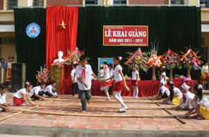 Các trò chơi dân gian, điệu múa truyền thống của dân tộc luôn được các bạn nhỏ trường TH Hùng Sơn duy trì.