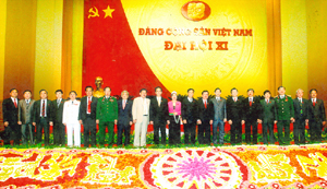 Các đồng chí lãnh đạo Đảng, Nhà nước với đoàn đại biểu Đảng bộ tỉnh Hòa Bình tại Đại hội XI của Đảng.
