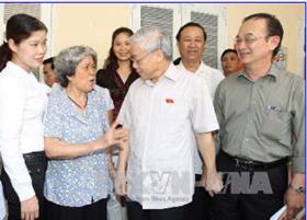 Tổng Bí thư Nguyễn Phú Trọng lắng nghe ý kiến của cử tri