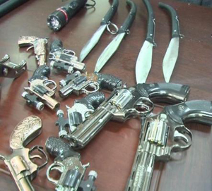 Nhiều đồ chơi kiểu vũ khí đã bị bọn tội phạm lợi dụng.