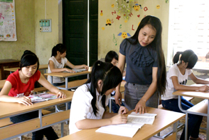 Cô giáo và các em học sinh trường THCS thị trấn Đà Bắc (Đà Bắc) bước vào năm học mới.