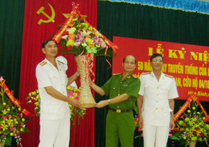 Lãnh đạo Công an tỉnh tặng hoa chúc mừng lực lượng Cảnh sát PCCC nhân dịp kỷ niệm 50 năm ngày Chủ tịch Hồ Chí Minh ký lệnh công bố ban hành Pháp lệnh PCCC.