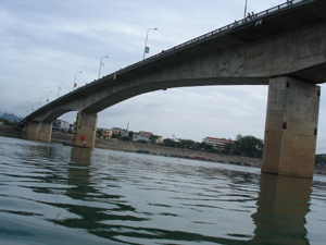 Cầu Hoà Bình qua sông Đà – nơi cách đây gần 60 năm đã diễn ra những trận đánh ác liệt giữa ta và địch trong chiến dịch Hoà Bình 1951-1952.