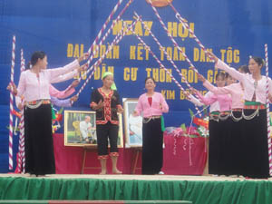 Người dân xã Kim Bôi (Kim Bôi) múa hát mừng ngày hội Đại đoàn kết toàn dân tộc.