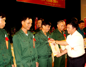 Lãnh đạo UBND huyện Cao Phong trao tặng giấy khen các tập thể, cá nhân có thành tích xuất sắc trong giai đoạn 2008 – 2011.
