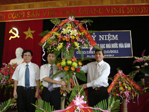 Thay mặt UBND tỉnh, đồng chí Trần Đăng Ninh, Phó Chủ tịch UBND tỉnh tặng lẵng hoa chúc mừng KBNN tỉnh.