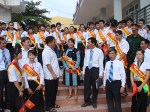 Đồng chí Hoàng Việt Cường, Bí thư Tỉnh uỷ, trò chuyện, thăm hỏi thầy và trò nhà trường trước thềm năm học mới 2011-2012.
