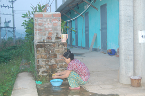 Các hộ dân khu tái định cư xóm 10, xã Sủ Ngòi (TPHB), phải dùng nước giếng khoan không đảm bảo vệ sinh cho sinh hoạt hàng ngày.