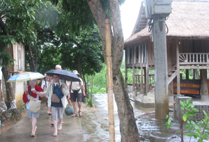 Khách quốc tế đến với bản du lịch cộng đồng Pom Coọng, thị trấn Mai Châu.