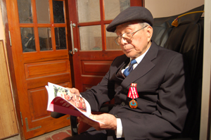 Cụ Nguyễn Văn Hậu, nguyên Chủ tịch UBHC tỉnh đọc cuốn hồi ký “Chỉ một con đường cách mạng”.