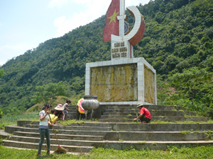 Nhân dân xóm Sèo, xã Cao Sơn (Đà Bắc) luôn có ý thức bảo vệ, gìn giữ Tượng đài khu căn cứ cách mạng Giằng Sèo.