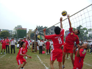 Trận thi đấu chung kết giữa đội tuyển xóm Cha, xã Tòng Đậu với đội tuyển xã Piềng Vế.
