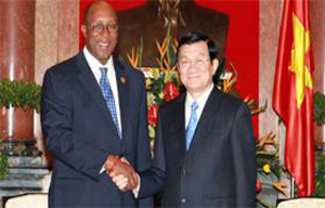 Chủ tịch nước Trương Tấn Sang và Đại diện Thương mại Mỹ Rô-nan Cớt.