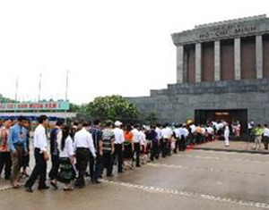 Người dân đến đặt vòng hoa và vào Lăng viếng Chủ tịch Hồ Chí Minh