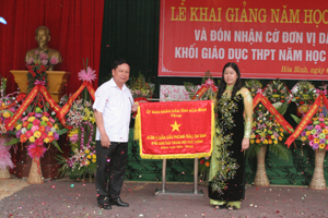 Đồng chí Bùi Văn Tỉnh, UVT.Ư Đảng, Chủ tịch UBND tỉnh trao cờ đơn vị dẫn đầu khối thi đua THPT cho trường Công nghiệp.