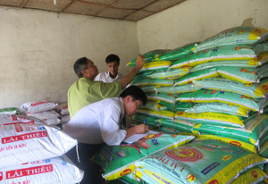 Kiểm tra chất lượng sản phẩm phân bón tại cơ sở kinh doanh phân bón thuộc địa bàn thị trấn Cao Phong (huyện Cao Phong).