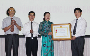 Thừa ủy quyền của Chủ tịch nước, đồng chí Nguyễn Văn Dũng, Phó Chủ tịch UBND tỉnh trao Huân chương lao động hạng nhì có tập thể Đài PT-TH Hòa Bình.