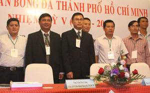 Ông Tú (áo đen đứng giữa) nhận chức Chủ tịch LĐBĐ TP.HCM
