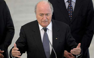 Chủ tịch FIFA, Sepp Blatter ủng hộ một cầu thủ Tây Ban Nha sẽ giành Quả bóng vàng 2012.
