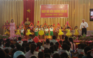 GV và học sinh trường MN tư thục Sao Mai biểu diễn văn nghệ chào mừng ngày khai giảng năm học mới 2012 – 2013.