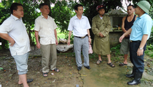 Đoàn kiểm tra của Sở NN&PTNT, Chi cục Thú y kiểm tra thực tế tình hình dịch tại thôn Suối Cỏ, xã Hợp Hòa (Lương Sơn).