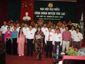 Ban chấp hành công đoàn huyện Tân Lạc nhiệm kỳ 2012 - 2017, hứa trước Đại hội, thực hiện tốt các nhgị quyết mà Đại hội đề ra.