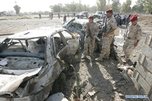 Lực lượng an ninh điều tra hiện trường vụ đánh bom xe tại Ki -cớt (I- rắc).  
