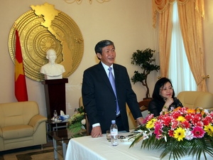 Bí thư Trung ương Đảng Đinh Thế Huynh phát biểu với cán bộ
Đại sứ quán và đại diện cộng đồng.