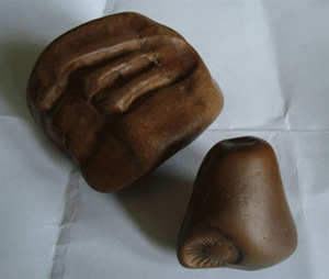 Biểu tượng bánh nan hoa trên chiếc linga bằng đá (phải) do ông Tiến sưu tầm cùng với chiếc yoni (trái).

