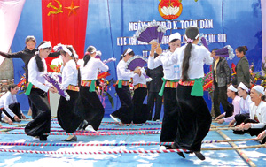 Người dân xóm Mòng, thị trấn Lương Sơn (Lương Sơn) tích cực thực hiện phong trào “Toàn dân đoàn kết xây dựng đời sống văn hóa ở khu dân cư” do UBMTTQ Việt Nam phát động.