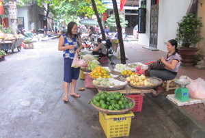 Người tiêu dùng cẩn trọng khi mua hoa quả không rõ nguồn gốc
(ảnh tại chợ Phương Lâm).
