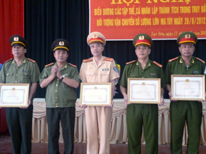 Tại Hội nghị, Giám đốc Công an tỉnh đã tặng giấy khen cho các tập thể và cá nhân có thành tích xuất sắc trong vụ bắt đối tượng Tạ Văn Hùng.
