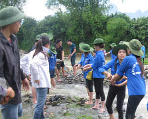 Thanh niên tham gia đào rãnh đặt ống dẫn nước sinh hoạt tại xã Kim Truy - Kim Bôi.