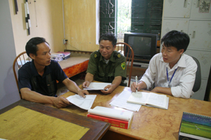 Cán bộ công an xã Thống Nhất (TPHB) trao đổi với Trưởng bản Dao, xóm Đậu Khụ nắm bắt tình hình ANTT trên địa bàn.