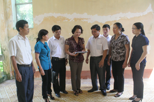 Cán bộ Ban Vì sự tiến bộ phụ nữ huyện Kỳ Sơn trao đổi về kế hoạch triển khai Chiến lược quốc gia về bình đẳng giới giai đoạn 2011-2020 trên địa bàn.