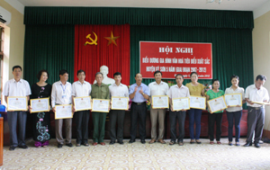 Lãnh đạo huyện Kỳ Sơn trao giấy khen cho 12 tập thể có thành tích xuất sắc trong thực hiện phong trào 