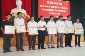 Lãnh đạo huyện Lương Sơn trao bằng khen cho các cá nhân và tổ chức xuất sắc trong việc thực hiện Chỉ thị số 10-CT/TW