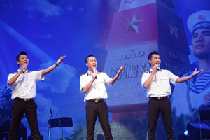 Các thành viên nhóm Arista hát ca khúc thể hiện tình yêu đối với biển đảo của Tổ quốc trong ngày Quốc khánh 2-9 đã gây xúc động cho khán giả. ( Ảnh: LÊ NGỌC )