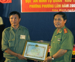 Đồng chí Bùi Đức Sòn, TVTU, Giám đốc Công an tỉnh trao tặng giấy khen của Công an tỉnh cho Đội an ninh tự quản khu vực Thủy sản.