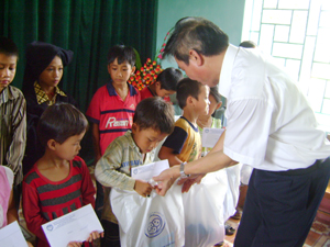 Trao quà cho trẻ em xã Toàn Sơn vào dịp tết thiếu nhi 1/6.