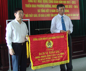 Được sự ủy quyền của Tổng LĐLĐ Việt Nam, lãnh đạo LĐLĐ tỉnh đã trao cờ đơn vị xuất sắc cho Công đoàn GD tỉnh.