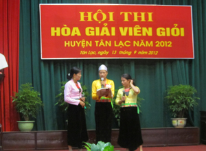 Phần thi năng khiếu với tiểu phẩm “Câu chuyện làng quê” của hòa giải viên Bùi Thị Pha, xã Phong Phú đoạt giải nhì hội thi.