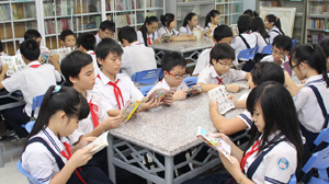 Thư viện Trường THCS Kim Đồng, Q.5, TP.HCM. Đây là công trình do hội phụ huynh học sinh đóng góp cải tạo làm mới với tổng số tiền 120 triệu đồng - Ảnh: Như Hùng