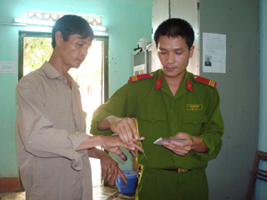 Đội QLHC về TTXH Công an huyện Mai Châu  luôn nêu cao tinh thần trách nhiệm phục vụ nhân dân.
