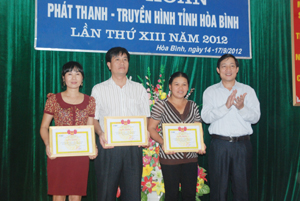 Đồng chí Bùi Văn Cửu, Phó Chủ tịch TT UBND tỉnh trao giải nhất, nhì, ba cho các Đài TT-TH Lạc Thuỷ, thành phố Hoà Bình và Tân Lạc.
