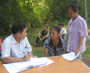 Cán bộ Phòng Tư pháp huyện Cao Phong trợ giúp pháp lý cho người dân xã Thung Nai.