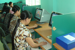 hầu hết cán bộ, giáo viên trường tiểu học Nhuận Trạch (Lương Sơn) đều ứng dụng có hiệu quả tính năng của CNTT vào công tác quản lý, giảng dạy - học tập, nâng cao chất lượng giáo dục.